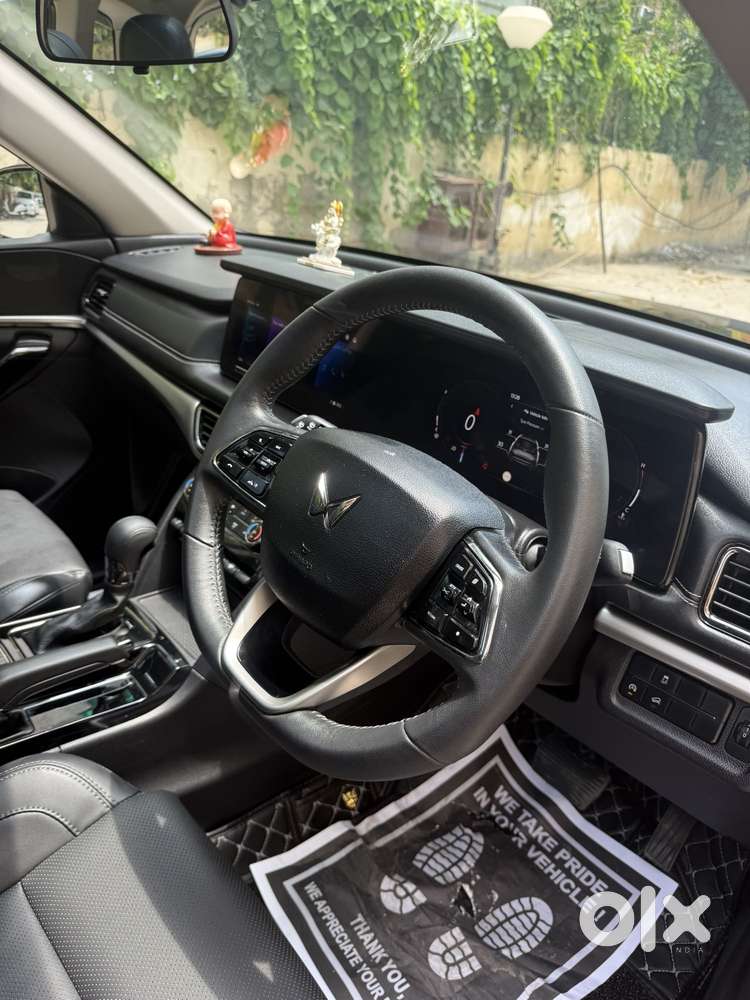 Mahindra Xuv700 2.0 Ax 7 Petrol At Str, 2025, Petrol