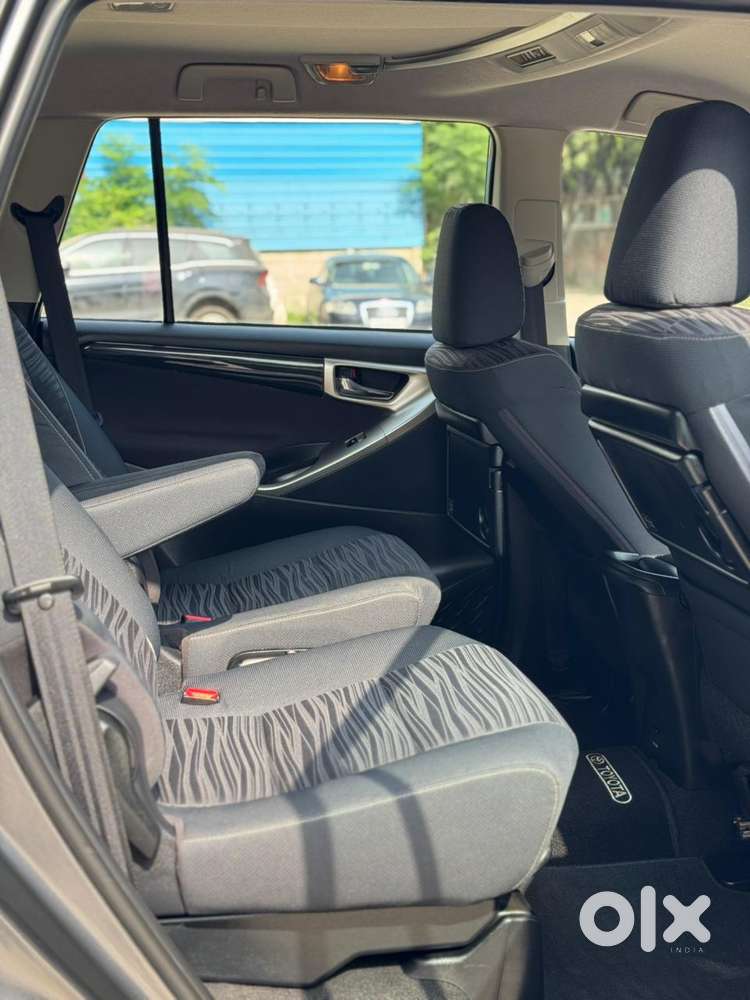 Toyota Innova Crysta 2.4 V, 2016, Petrol