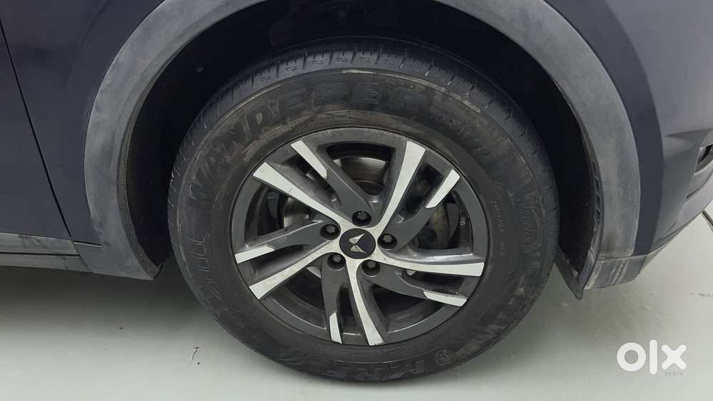 Mahindra Xuv700 2.0 Ax 5 Petrol Mt 7 Str, 2024, Petrol