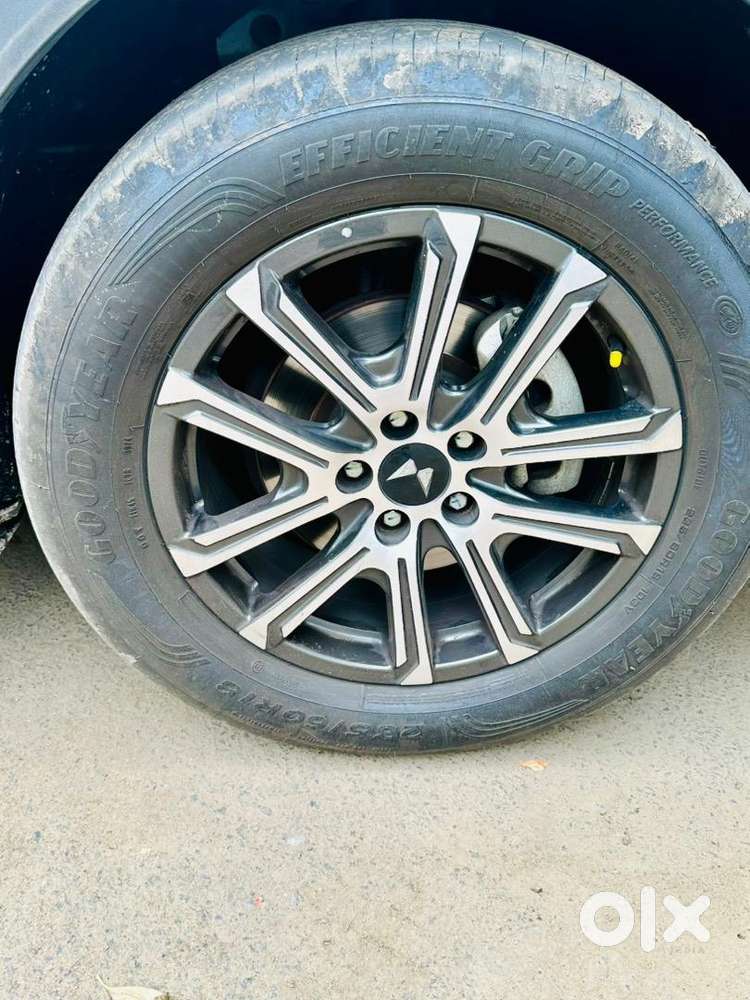 Mahindra Xuv700 Petrol 8000 Km Driven