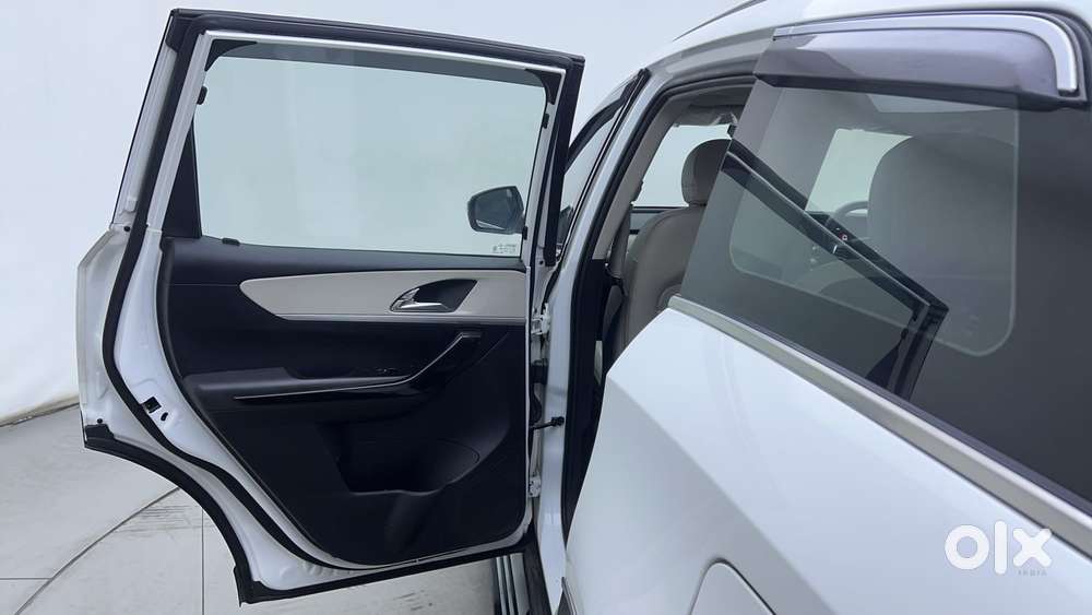 Mahindra Xuv700 2.2 Ax 7 Diesel Mt Luxury Pack Str, 2022, Diesel