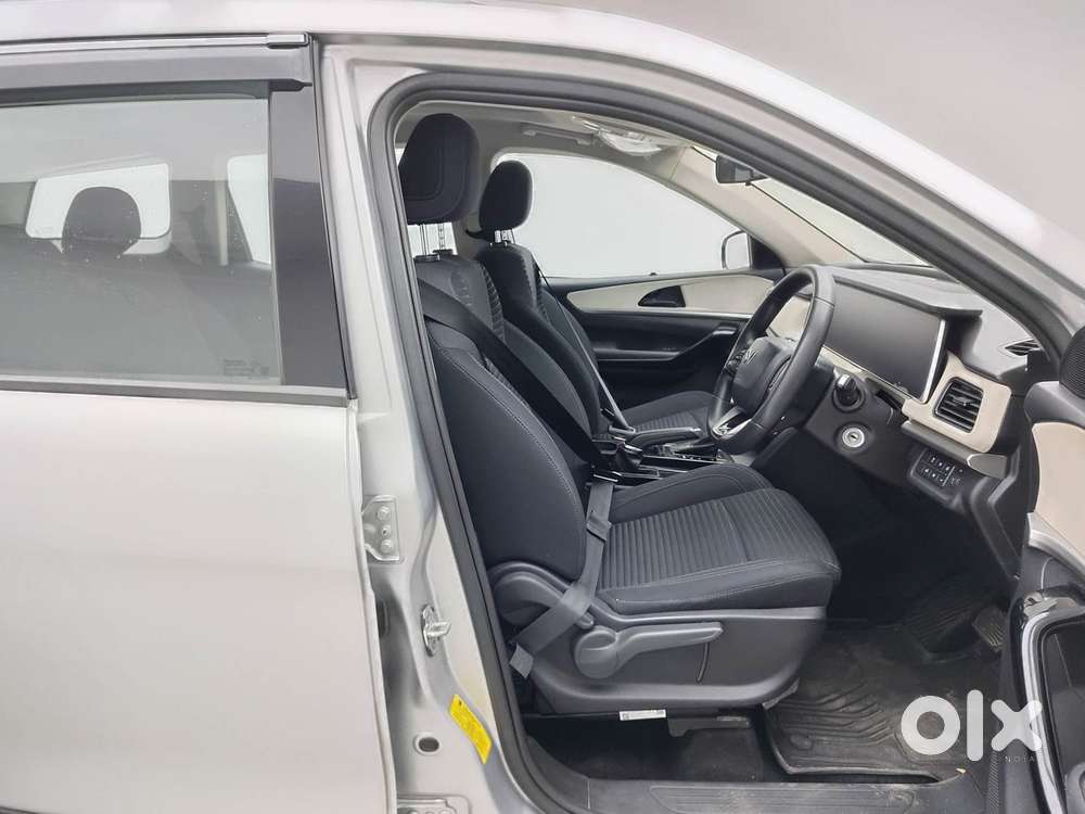 Mahindra Xuv700 2.0 Ax 5 Petrol At Str, 2022, Petrol