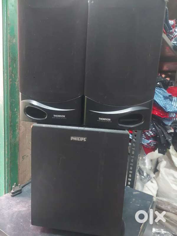 Speaker box with fan woofer