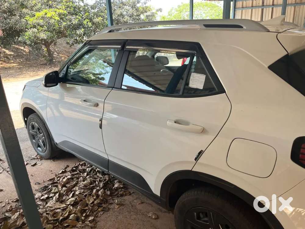 Hyundai Venue 2024 Petrol Well Maintained