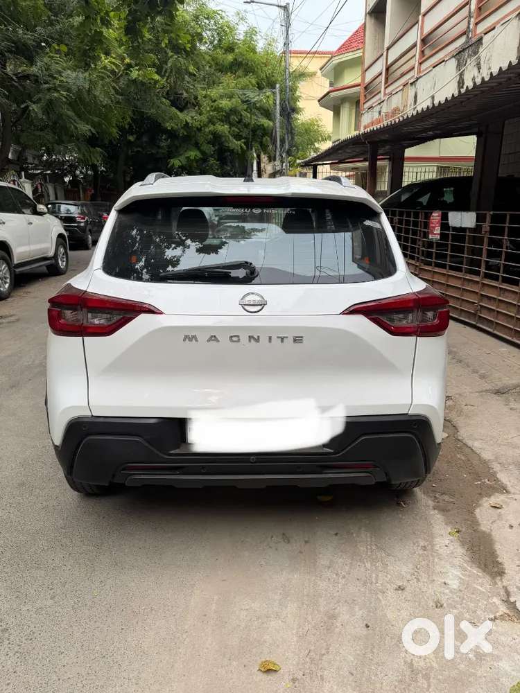 White Nissan Magnite 1.0 Xe 2022