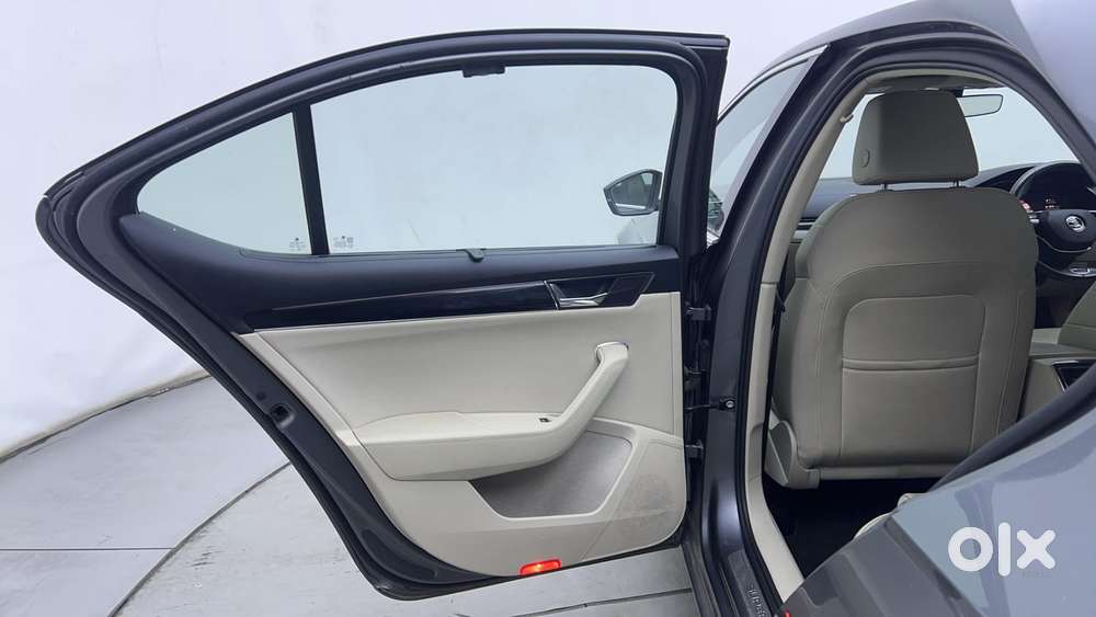 Skoda Superb L&k 1.8 Tsi At, 2022, Petrol