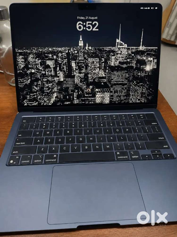 MacBook Air M2 (2022) – 16GB RAM  256GB SSD  Excellent Condition