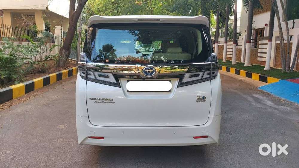 Toyota Vellfire 2.5 Executive Lounge, 2023, Cng & Hybrids