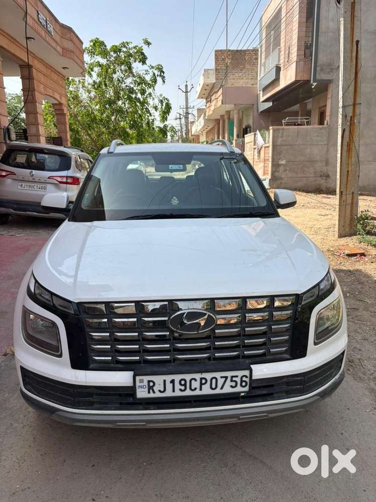 Hyundai Venue 2024 Petrol 14000 Km Driven
