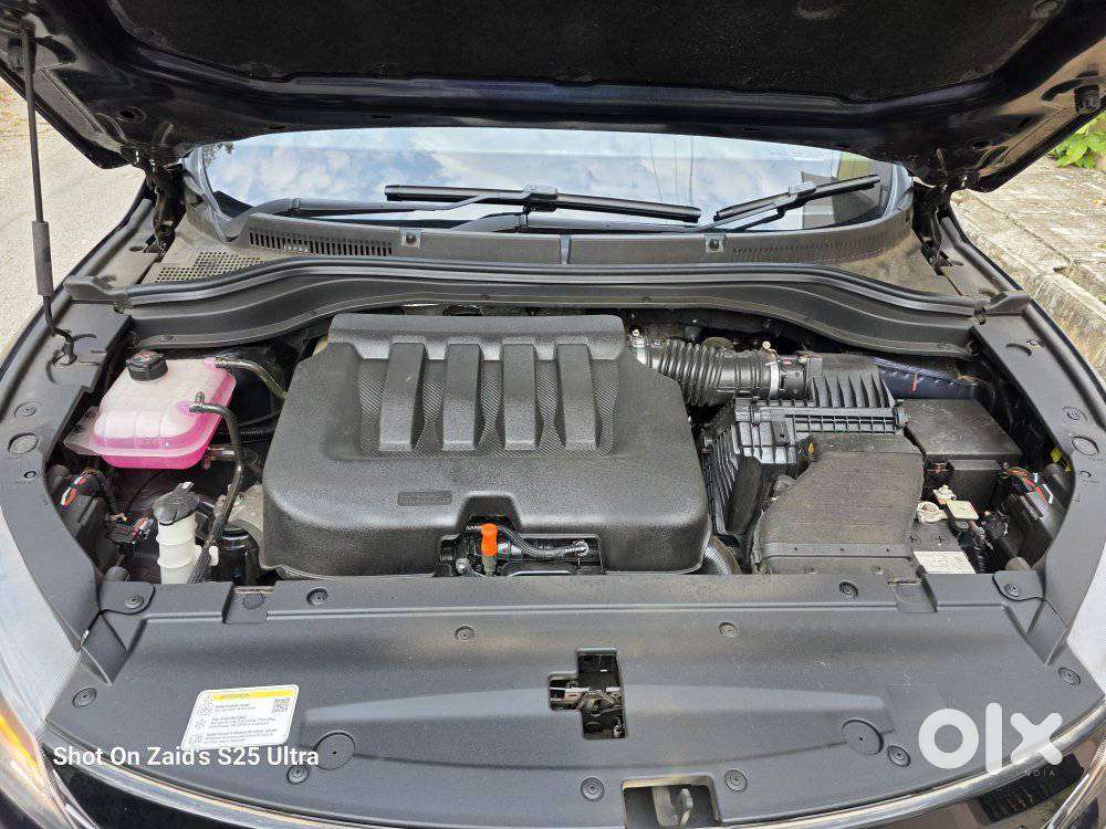 Mahindra Xuv700 2.0 Ax 7 Petrol Mt Str, 2025, Petrol