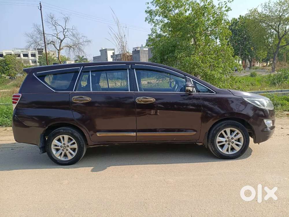 Inova Crysta 2.8 G / Diesel / Automatic