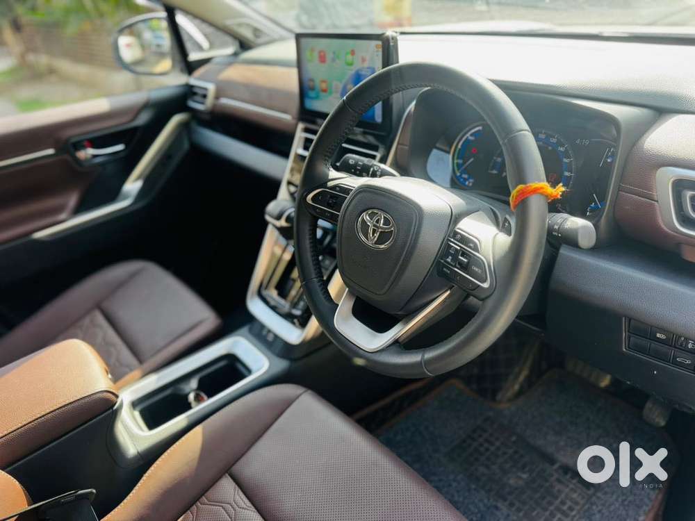 Toyota Innova Hycross 2.0 Zx (o) Hybrid 7 Str, 2025, Petrol
