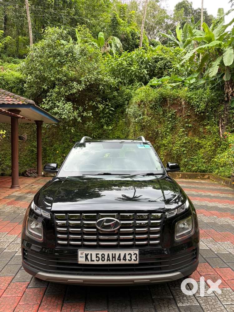 Hyundai Venue S 2023 Petrol Well Maintained