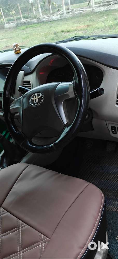 Innova 2.5 G 8 Seater