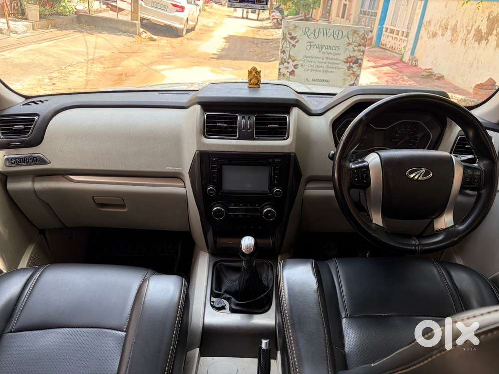Mahindra Scorpio S10 2016