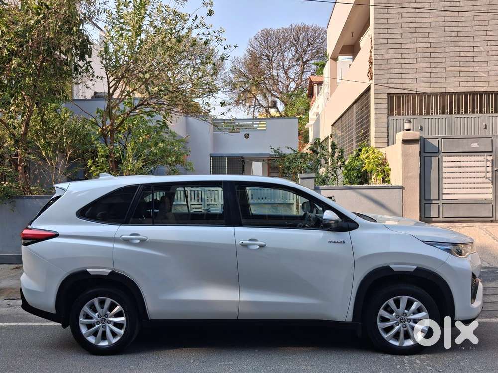 Toyota Innova Hycross 2.0 Vx (o) Hybrid 8 Str, 2025, Petrol