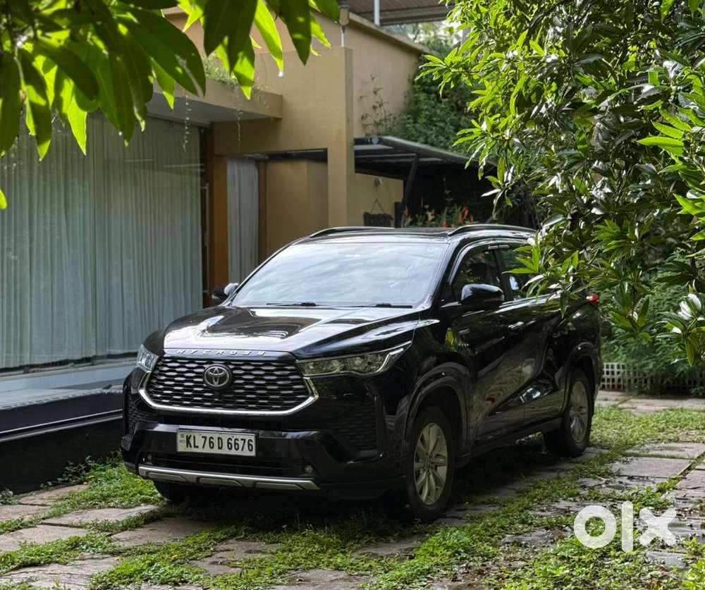 2023 Pristine Toyota Innova Hycross Vx(o) Attitude Black