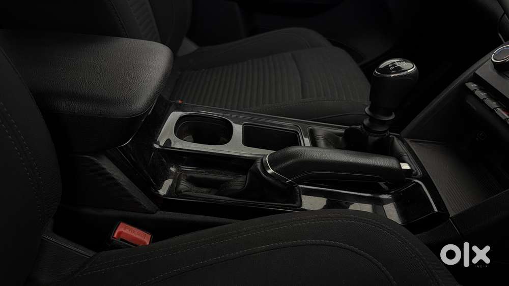Mahindra Xuv700 2.0 Ax 5 Petrol Mt 7 Str, 2023, Petrol