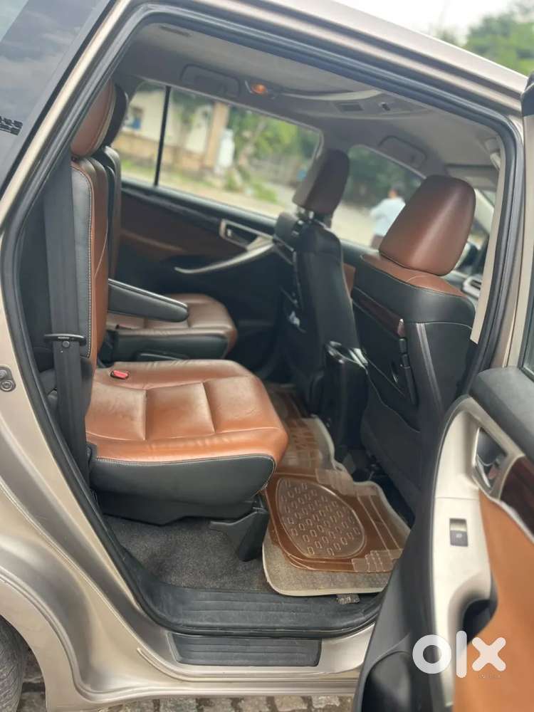 Toyota Innova Crysta 2.8 Zx At 7 Seater, 2016, Diesel