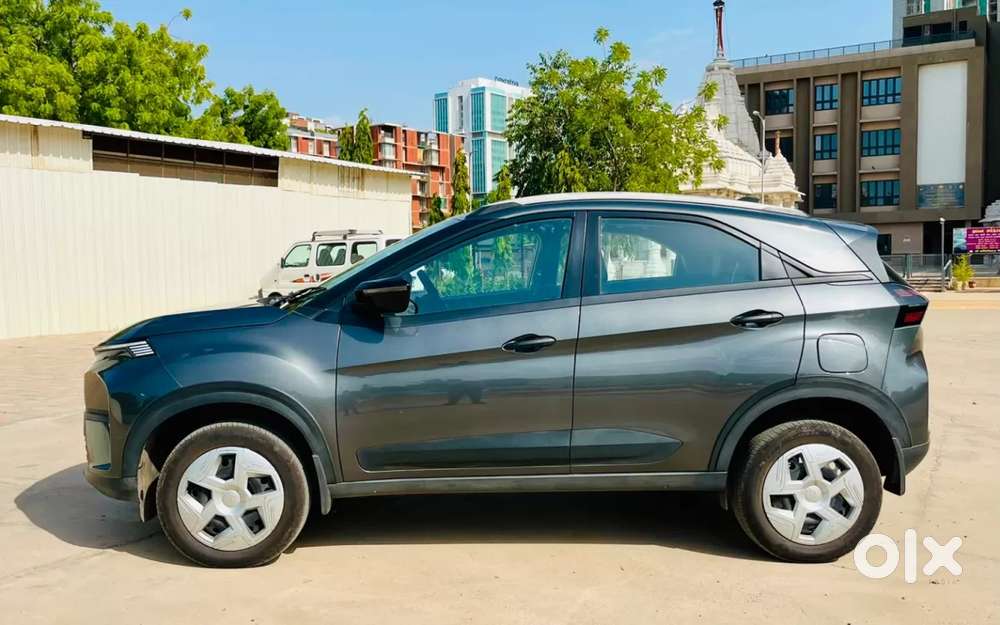 Tata Nexon Pure (s) 1.2 Petrol 6amt, 2024, Petrol