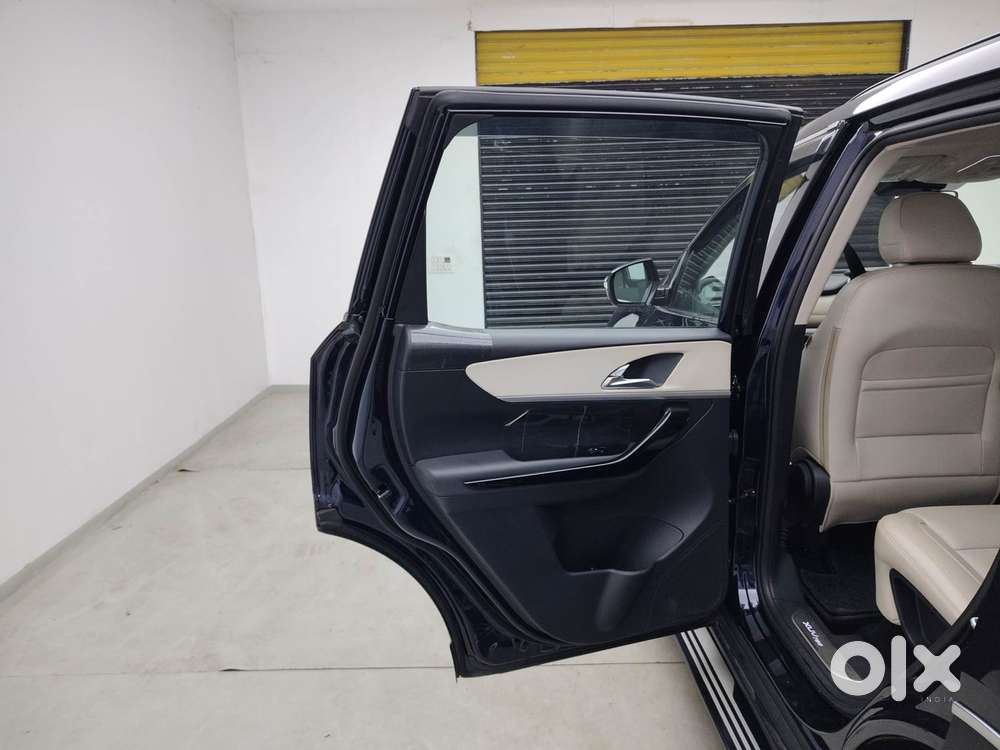 Mahindra Xuv700 2.0 Ax 7 Petrol At Str, 2023, Petrol