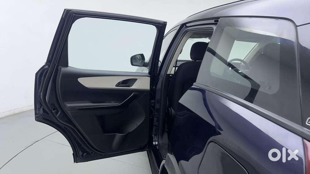 Mahindra Xuv700 2.0 Ax 5 Petrol At Str, 2023, Petrol