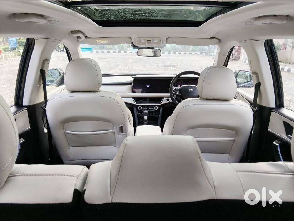 Mahindra Xuv700 2.2 Ax 7 Diesel At Luxury Pack Str Awd, 2022, Diesel