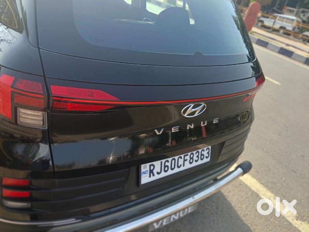 Hyundai Venue 2025 Petrol 6000 Km Driven