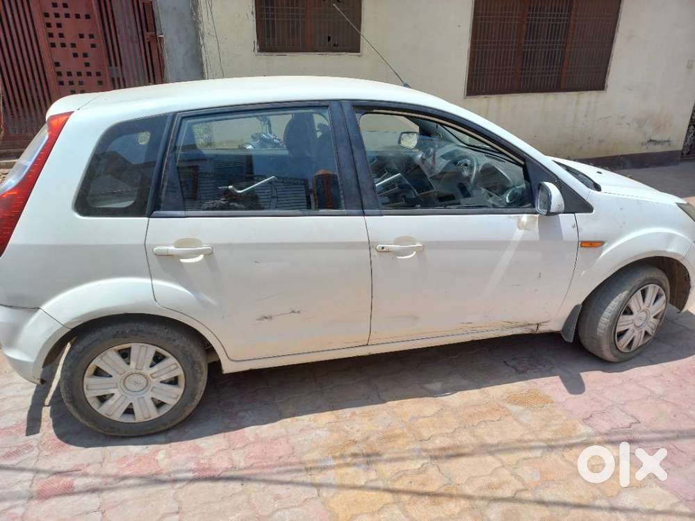 A Petdonal Car In Good Running Conditionn With Suprrb Mudic System