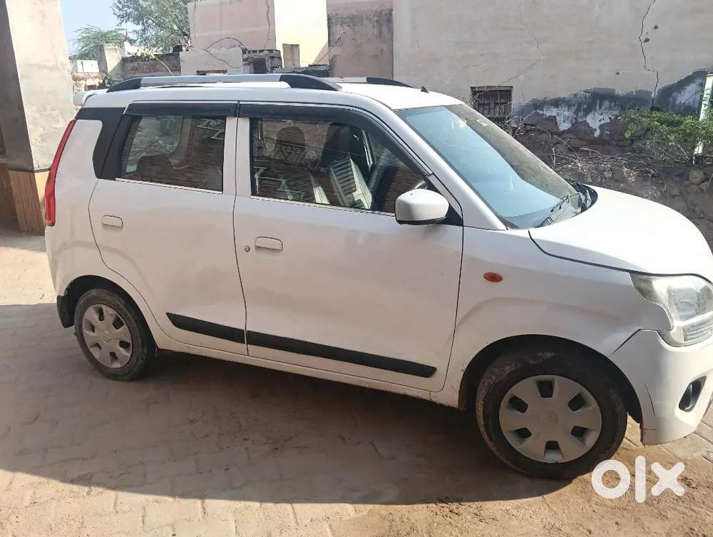 इस गाड़ी में Lcd और Back Camera लगा हुआ है और बढ़िया स्थिति में है