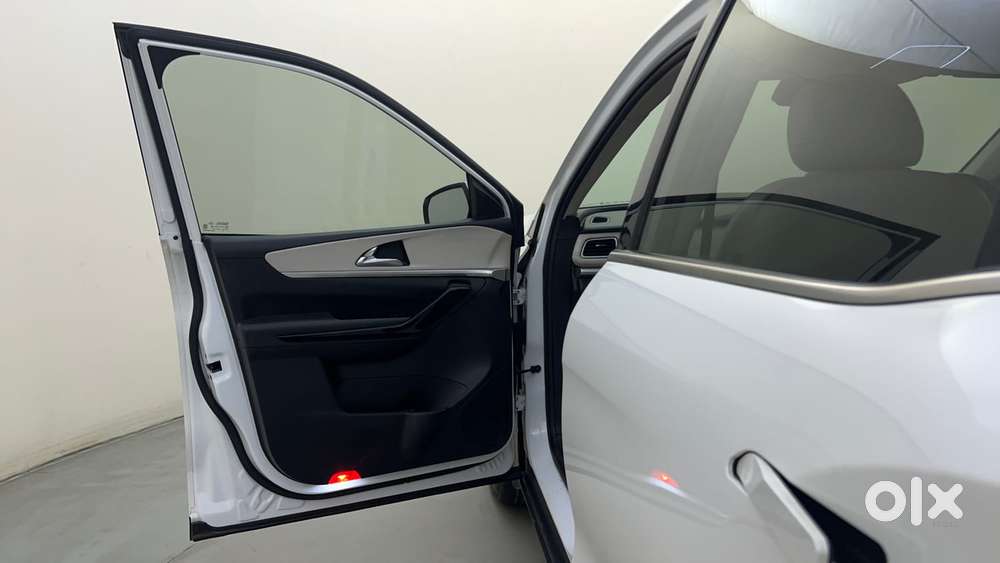 Mahindra Xuv700 2.0 Ax 7 Petrol At Str, 2023, Petrol