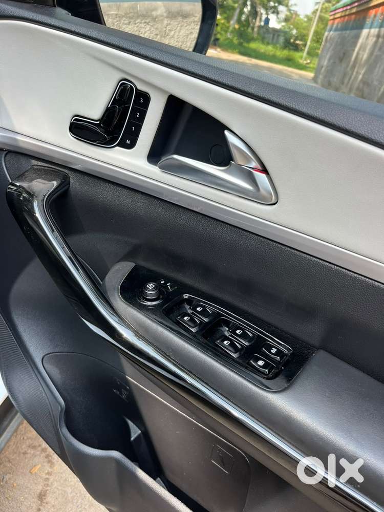 Mahindra Xuv700 2025 Ax7l Top End Diesel