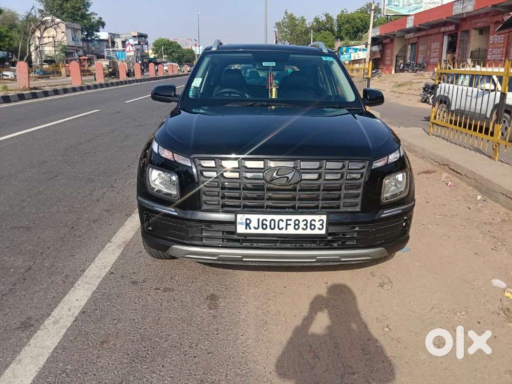 Hyundai Venue 2025 Petrol 6000 Km Driven