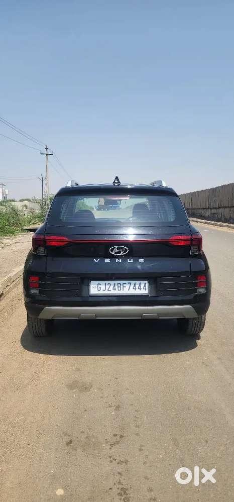Hyundai Venue 2025 Petrol 4000 Km Driven