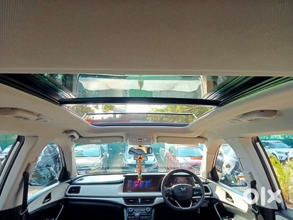 Mahindra Xuv700 2.0 Ax 5 Petrol At Str, 2022, Petrol