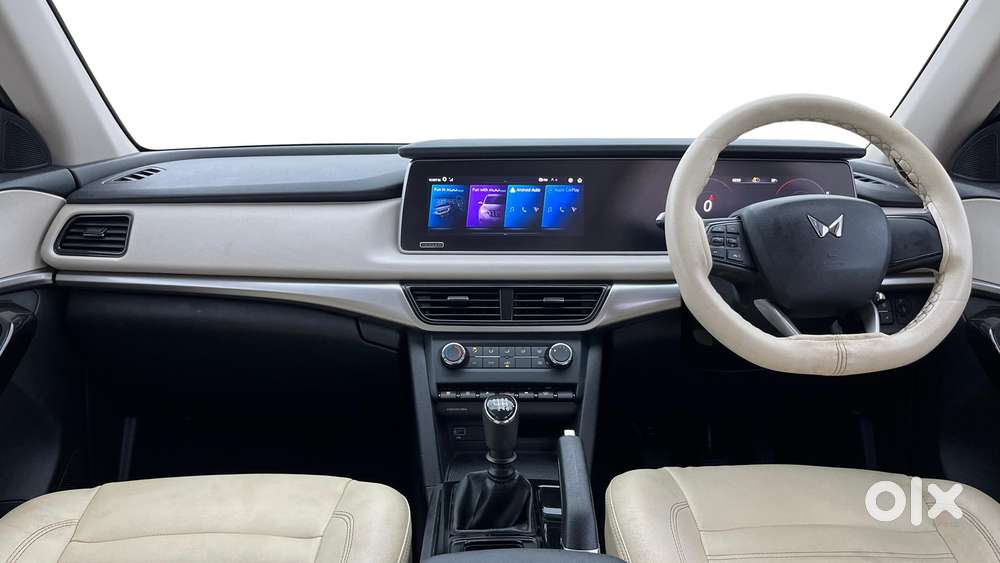 Mahindra Xuv700 2.0 Ax 5 Petrol Mt Str, 2022, Petrol