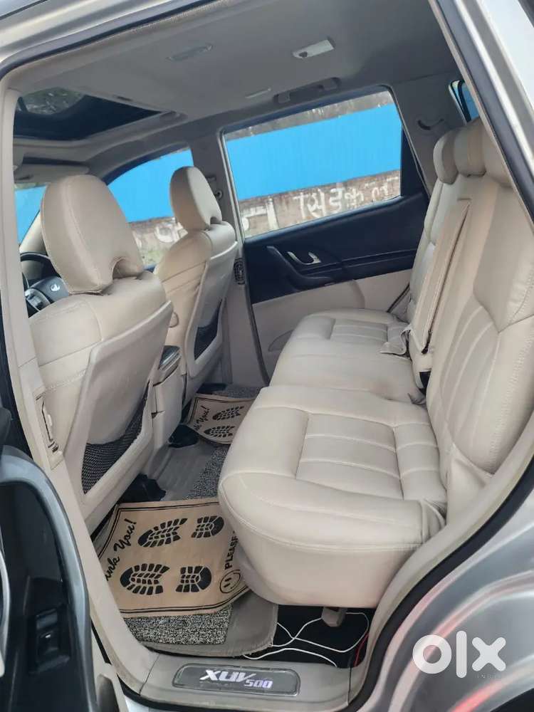 Mahindra Xuv W10 
Sunroof 
Electronic Seats 
Ac
Power Windows
