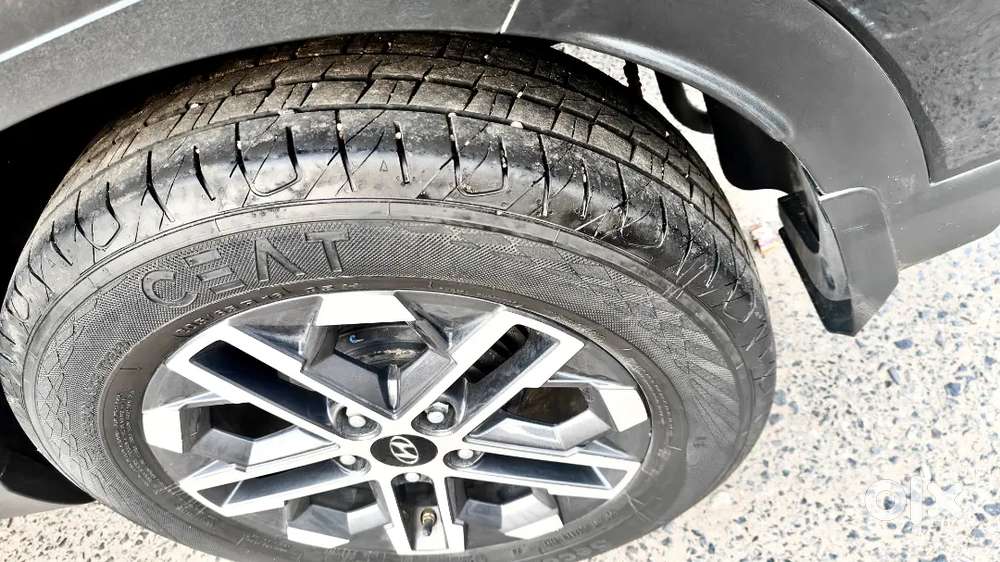 Hyundai Venue 2024 Petrol Well Maintained