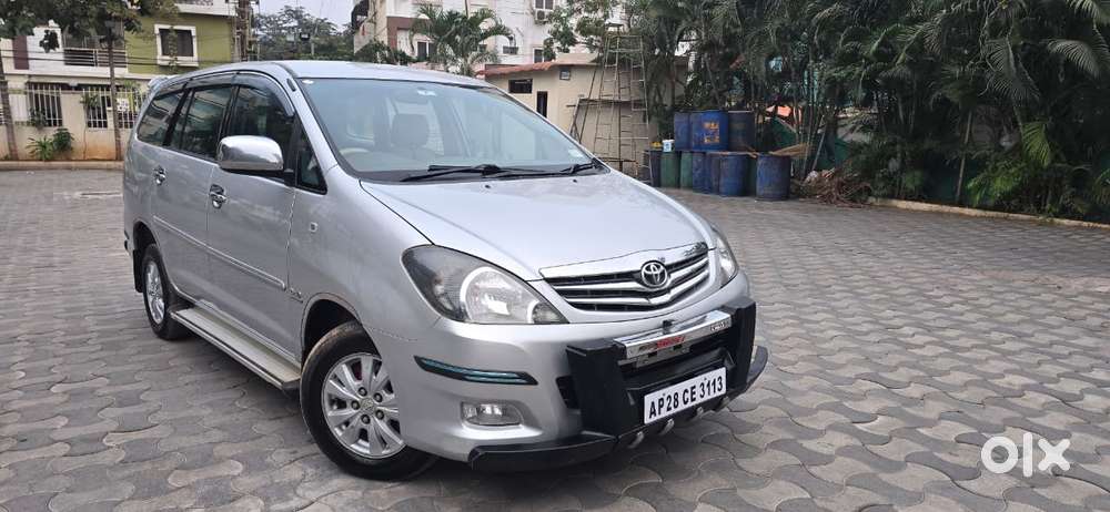 Toyota Innova 2004-2011 2.5 V Diesel 8-seater, 2010, Diesel