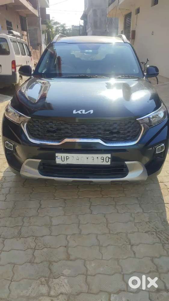 Second Top, Kia Sonet 2022 Diesel Well Maintained, Company Service.