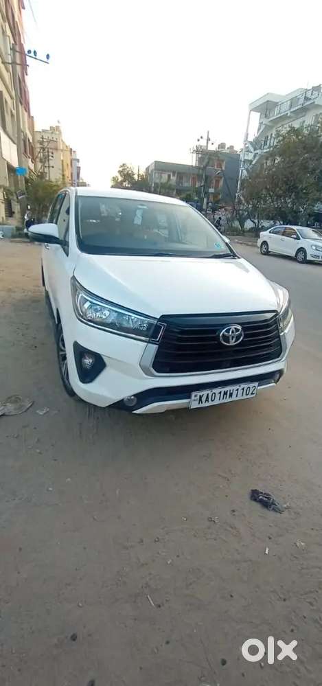 Single Owner Well Maintained Innova Crysta 2.4 G 8 Seater Car For Sale