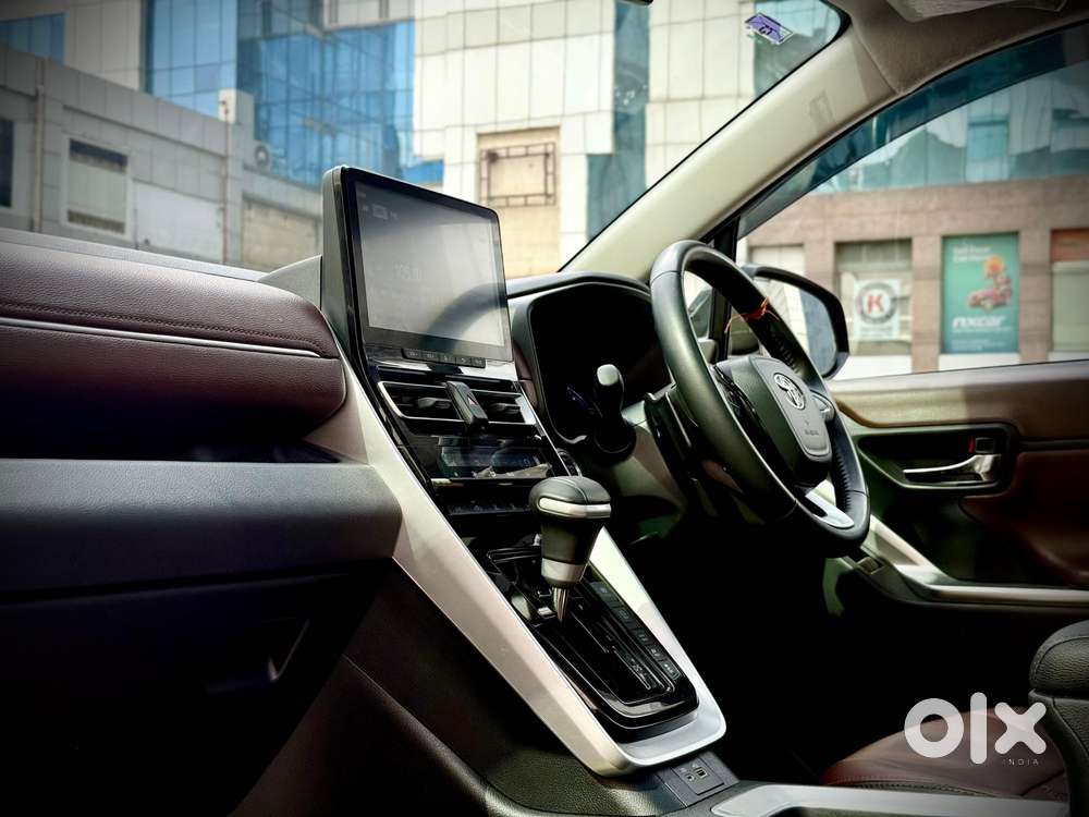 Toyota Innova Hycross 2.0 Vx (o) Hybrid 8 Str, 2025, Petrol