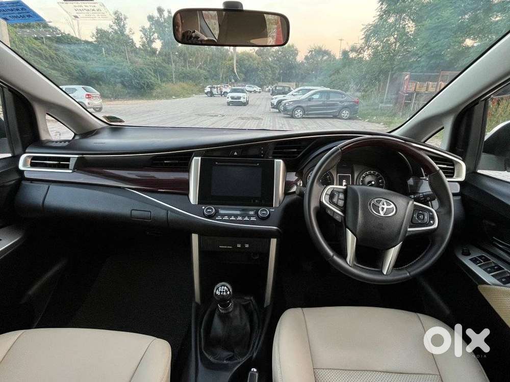 Toyota Innova Crysta 2.7v Mt, 2017, Petrol