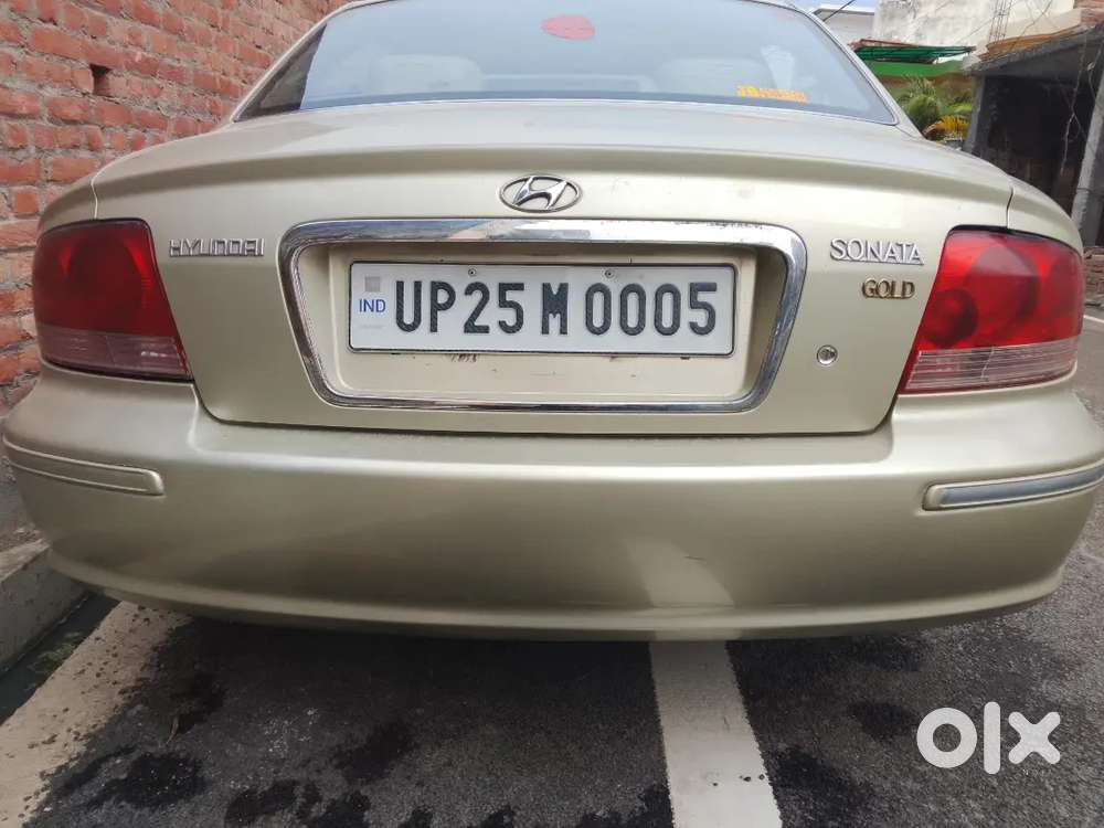 लक्जरी कार लोग  रुक रुक के मुड़ मुड़ 
के न देखे तो पैसे वापिस