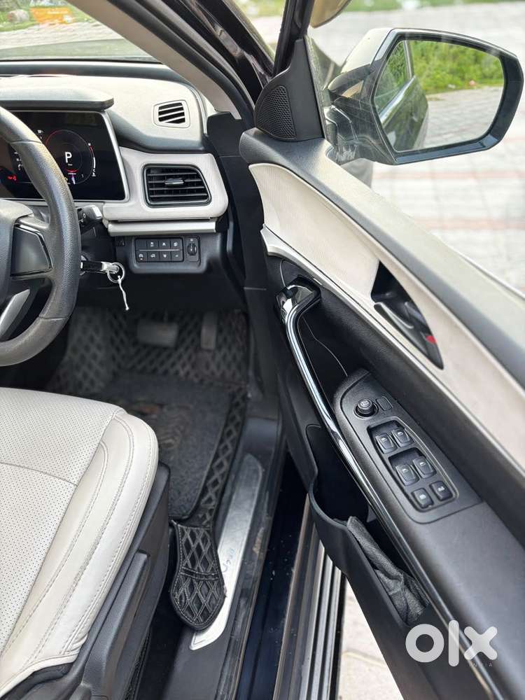Mahindra Xuv700 2.0 Ax 5 Petrol Mt Str, 2023, Petrol