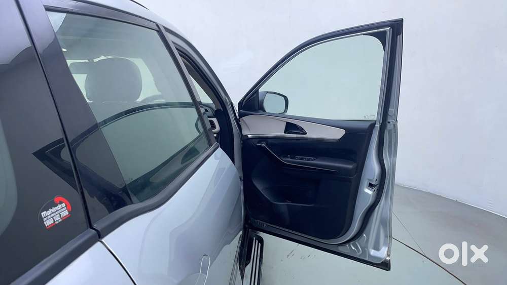 Mahindra Xuv700 2.0 Ax 5 Petrol Mt Str, 2021, Petrol