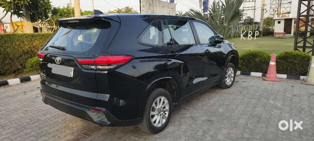 Toyota Innova Hycross 2024 Petrol Well Maintained