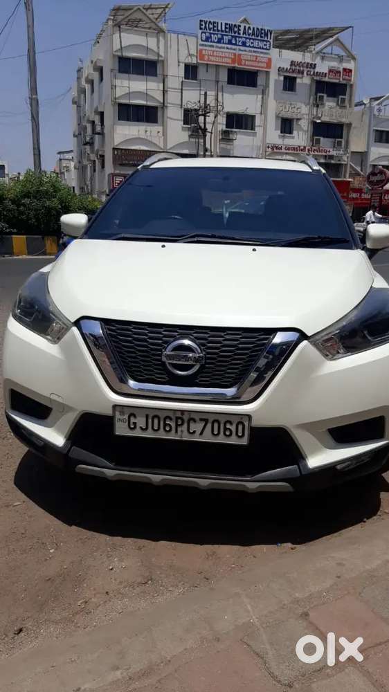 Nissankicks Xv Premium Cvt Petrol White Top Model  Well Maintained