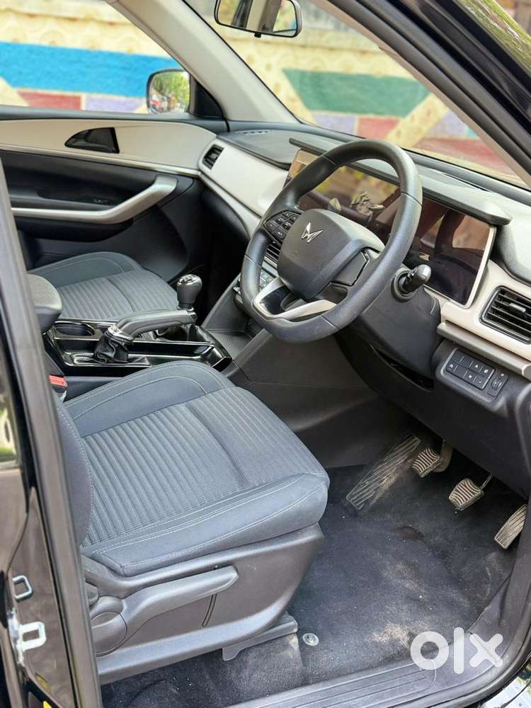 Mahindra Xuv700 2.0 Ax 5 Petrol Mt 7 Str, 2024, Petrol