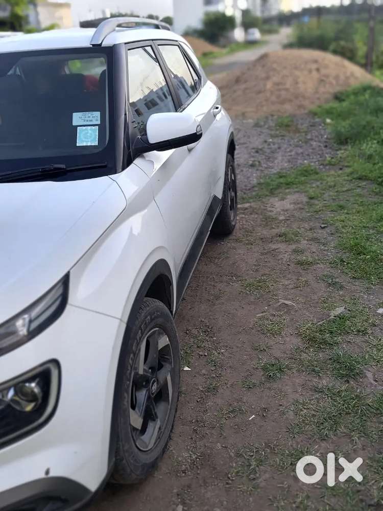 Hyundai Venue Sx Diesel (2020) White,1st Owner,insured Upto Feb 27.